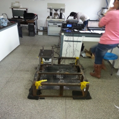 測試不同阻尼條件下的模態(tài)試驗，用于潛艇降噪改進設(shè)計